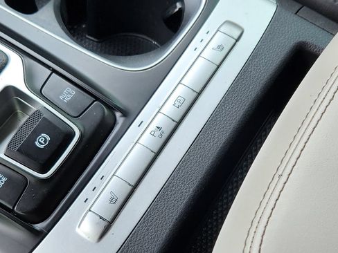Used 2024 Kia Carnival LX FWD image 29