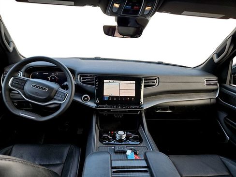 Used 2024 Jeep Wagoneer Series III w/ Flexible Seating Group image 13