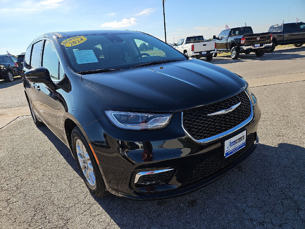Used 2024 Chrysler Pacifica Touring-L FWD image 11