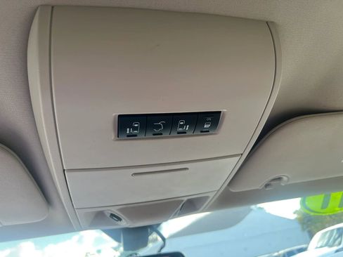 Used 2011 Chrysler Town & Country Touring w/ Trailer Tow Group FWD image 14