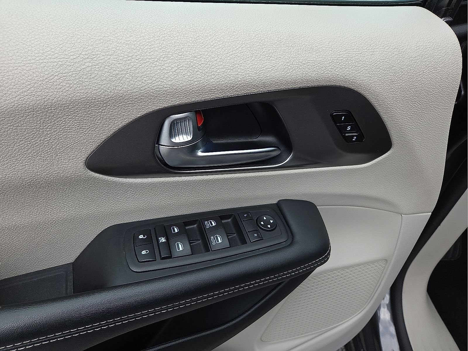 Used 2023 Chrysler Pacifica Touring-L FWD image 15