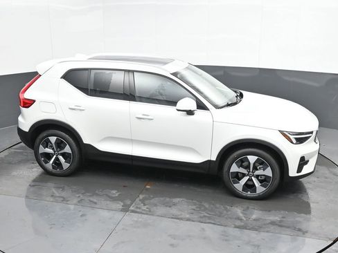 New 2025 Volvo XC40 B5 Core w/ Protection Package Premier image 32