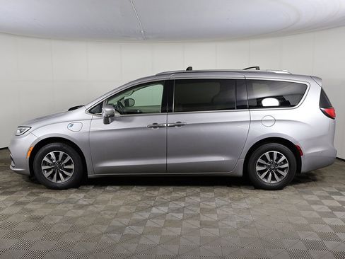 Used 2021 Chrysler Pacifica Touring-L image 14