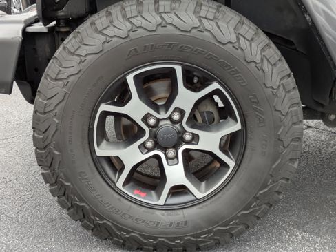 Used 2017 Jeep Wrangler Unlimited Sahara w/ Connectivity Group image 26