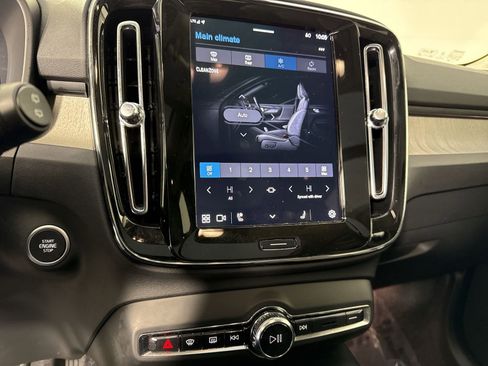 Used 2025 Volvo XC40 B5 Core image 9