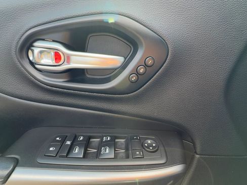 Used 2019 Jeep Cherokee Limited AWD/4WD image 17