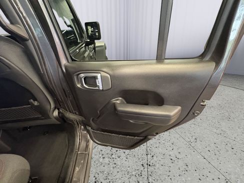 Used 2025 Jeep Wrangler Unlimited Rubicon AWD/4WD image 17