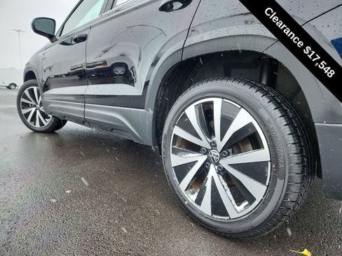 Used 2024 Volkswagen Taos SE image 14