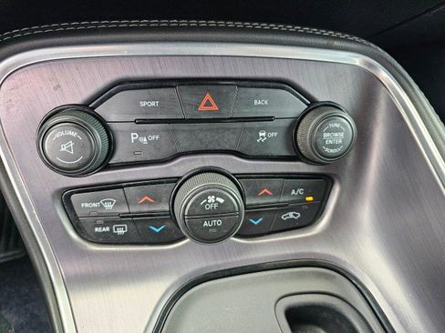 Used 2015 Dodge Challenger SXT image 27