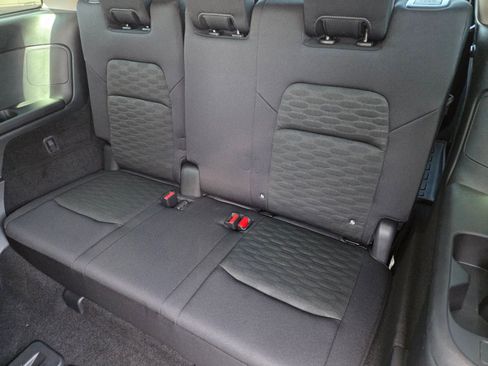 Used 2024 Nissan Pathfinder S FWD image 12
