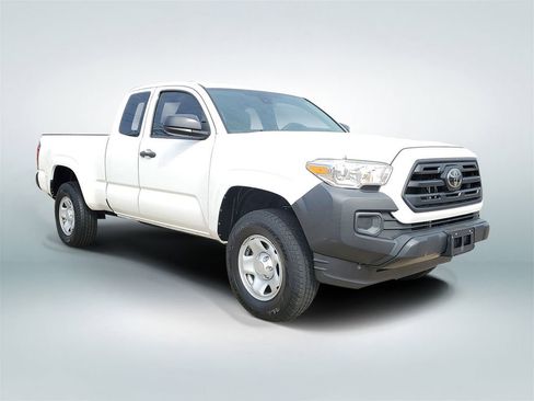 Used 2019 Toyota Tacoma SR image 2