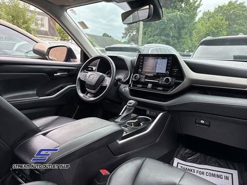 Used 2022 Toyota Highlander XLE image 6