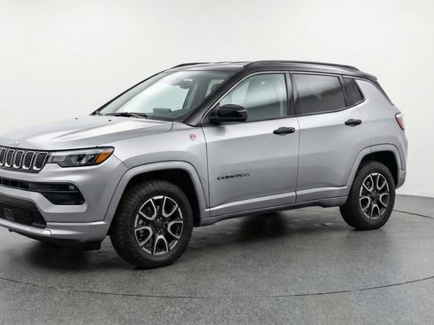 Used 2025 Jeep Compass Trailhawk AWD/4WD image 3