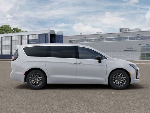 New 2027 Chrysler Pacifica Limited FWD image 21