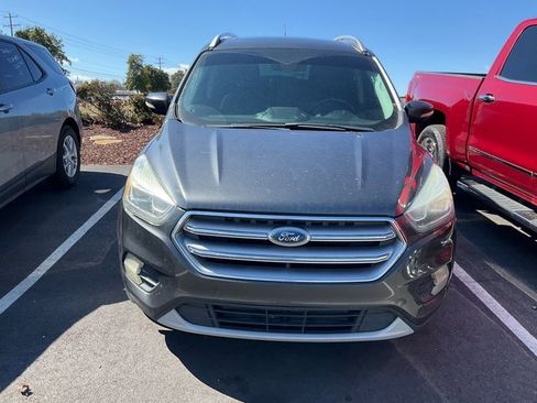 Used 2017 Ford Escape Titanium image 2