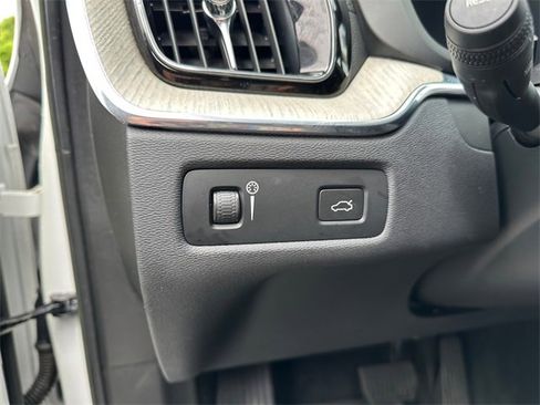 Used 2022 Volvo XC60 B5 Inscription w/ Protection Package Premier image 21