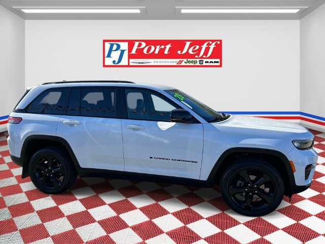 Used 2023 Jeep Grand Cherokee Altitude AWD/4WD image 3