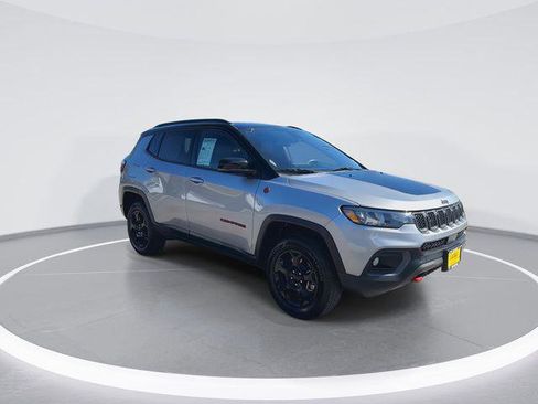 Used 2024 Jeep Compass Trailhawk image 2