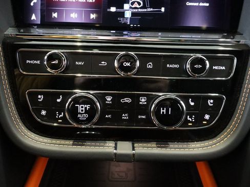 Used 2025 Bentley Bentayga image 12
