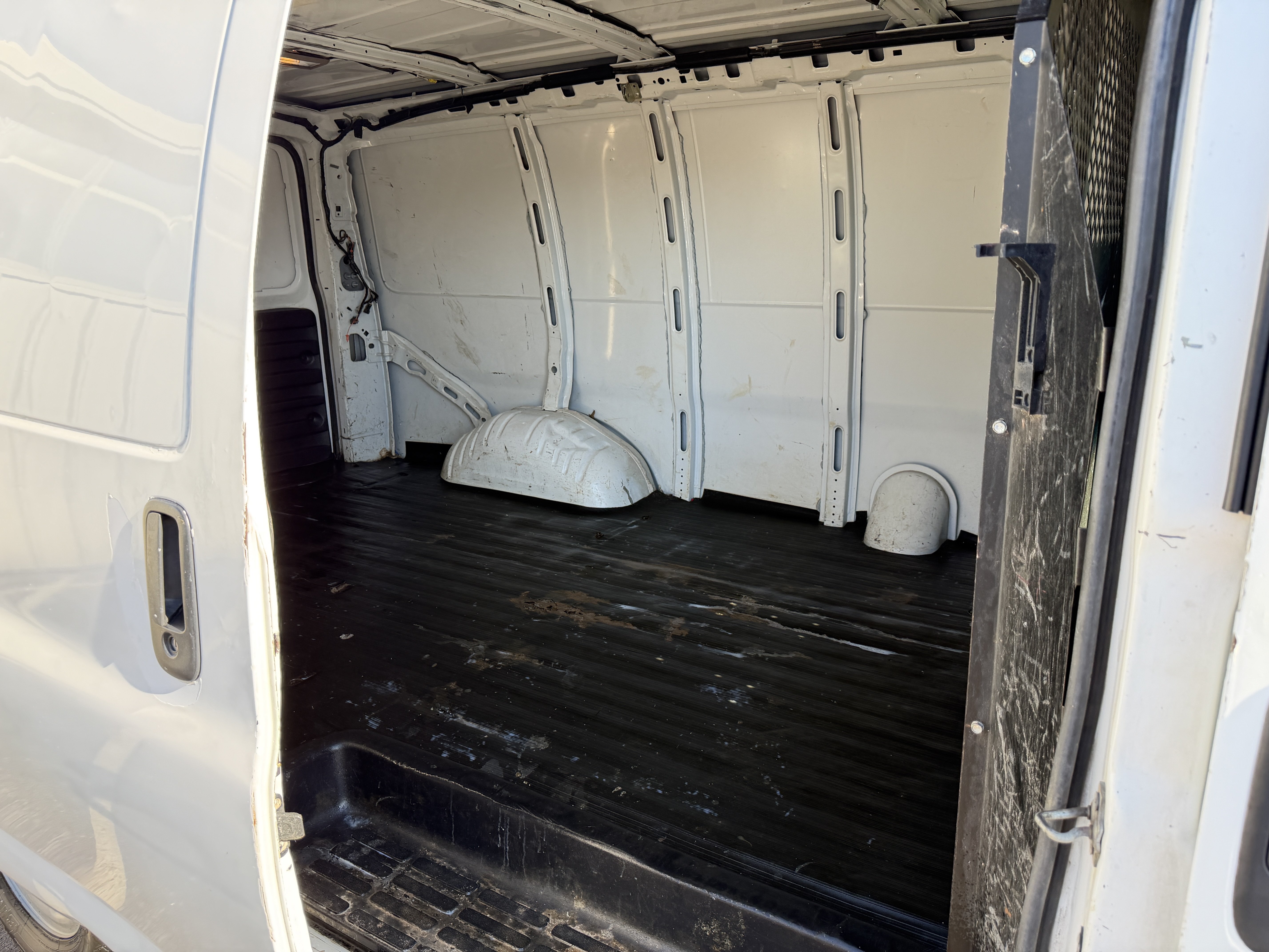 Used 2014 Chevrolet Express 2500 RWD image 21