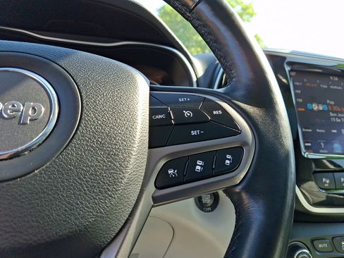 Used 2019 Jeep Cherokee Limited w/ Luxury Group AWD/4WD image 23