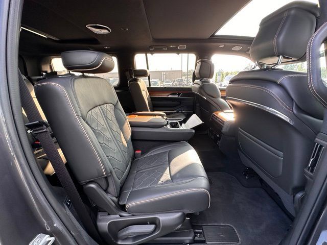 Used 2023 Jeep Grand Wagoneer Series III AWD/4WD image 32