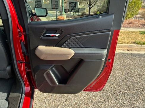 Used 2025 GMC Canyon Denali image 18