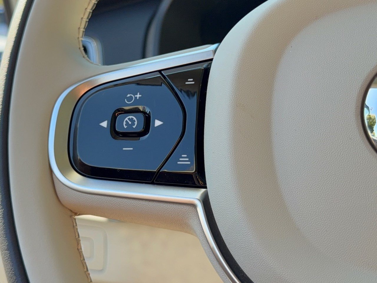 Certified 2025 Volvo XC90 T8 Ultra w/ Protection Package Premier AWD/4WD image 18