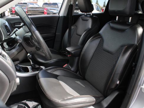 Used 2019 Jeep Compass Latitude w/ Popular Equipment Group AWD/4WD image 17