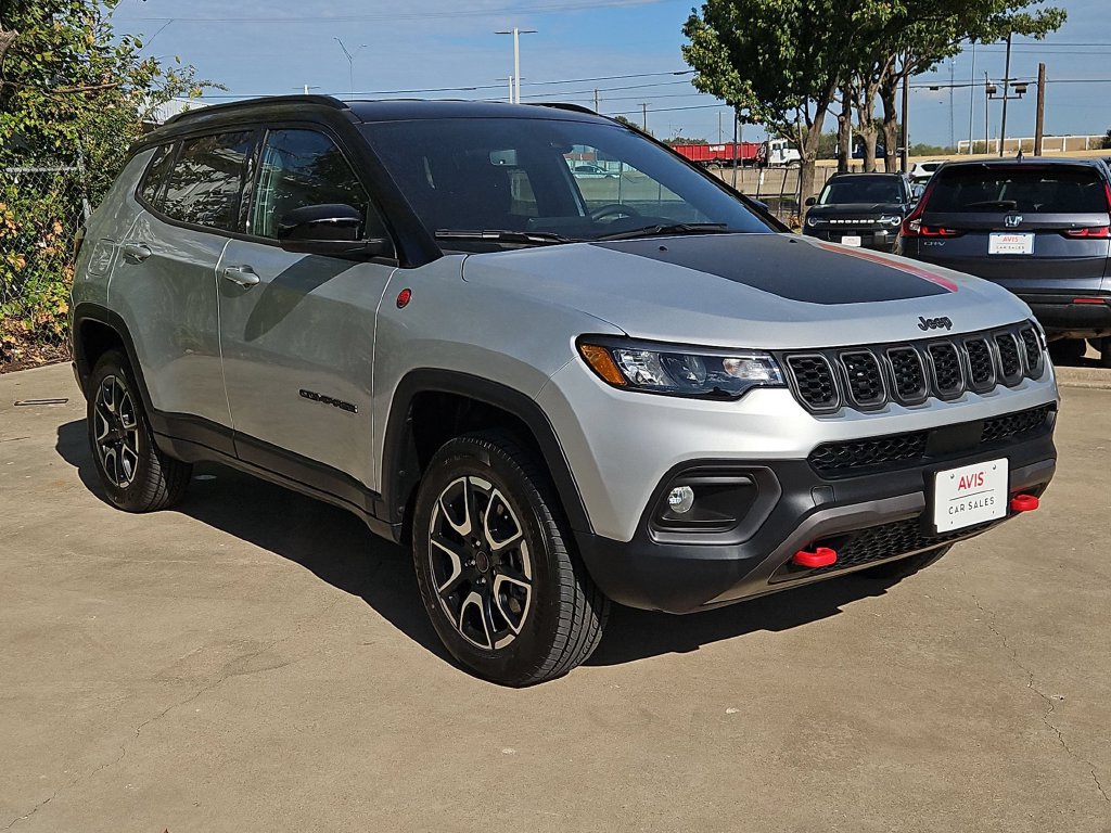 Used 2025 Jeep Compass Trailhawk AWD/4WD image 3