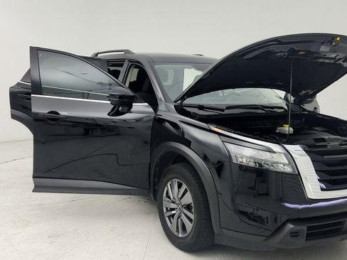 Used 2025 Nissan Pathfinder SV image 10