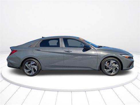 Used 2025 Hyundai Elantra Sport image 7