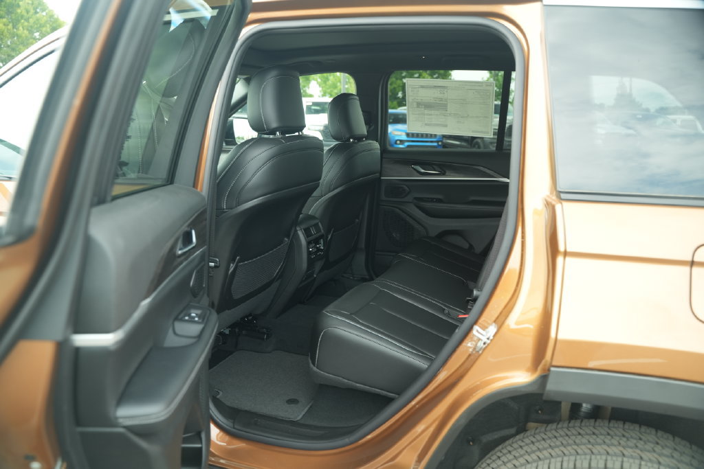 New 2026 Jeep Grand Cherokee Limited w/ MOPAR Finishing Package AWD/4WD image 14
