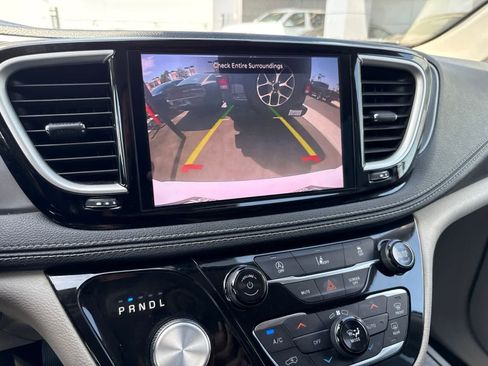 Used 2022 Chrysler Pacifica Touring-L FWD image 20