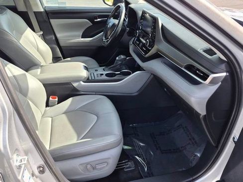 Used 2021 Toyota Highlander XLE AWD/4WD image 5