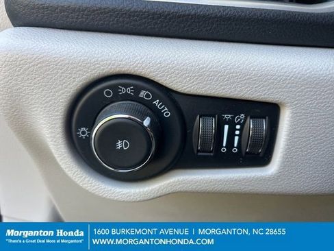 Used 2021 Chrysler Pacifica Touring-L w/ Uconnect Theater Family Group FWD image 19