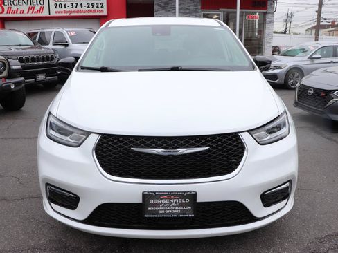 Used 2024 Chrysler Pacifica Touring-L FWD image 8