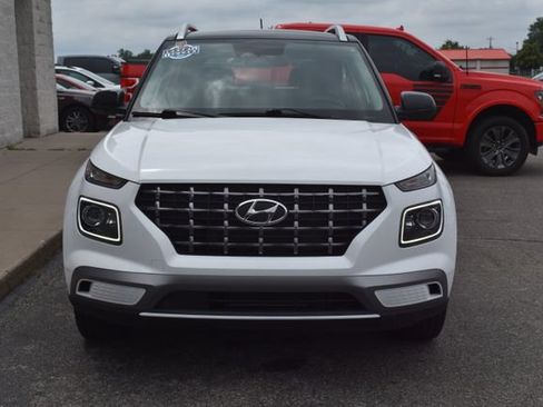 Used 2025 Hyundai Venue Limited FWD image 9