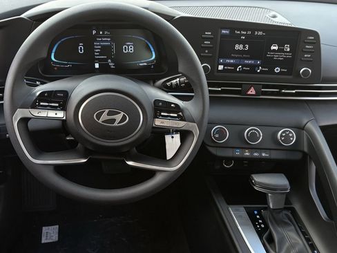 New 2025 Hyundai Elantra SE image 12