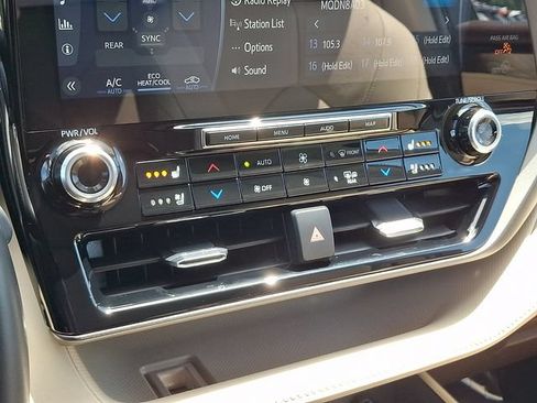 Used 2022 Toyota Highlander Limited AWD/4WD image 17