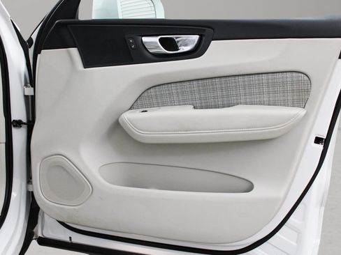 Used 2022 Volvo XC60 B5 Momentum w/ Advanced Package FWD image 23