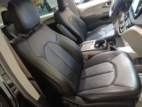 Used 2024 Chrysler Pacifica Select image 26