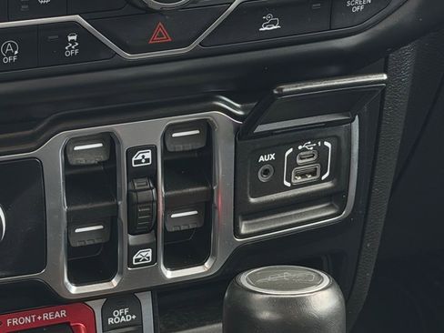 Used 2022 Jeep Gladiator Rubicon w/ Cold Weather Group AWD/4WD image 16