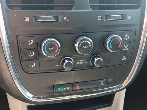 Used 2018 Dodge Grand Caravan SXT FWD image 17