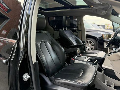 Used 2019 Chrysler Pacifica Limited image 39