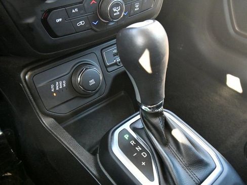 Used 2023 Jeep Renegade Latitude AWD/4WD image 29