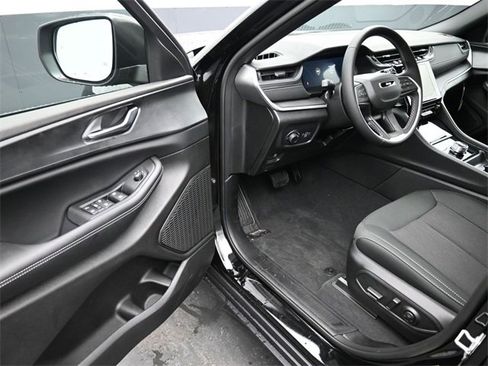 New 2025 Jeep Grand Cherokee Laredo image 11