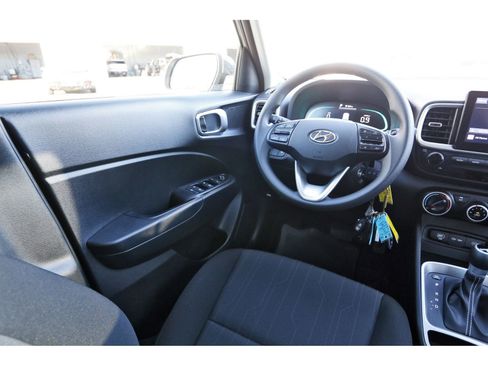 Certified 2025 Hyundai Venue SE image 8