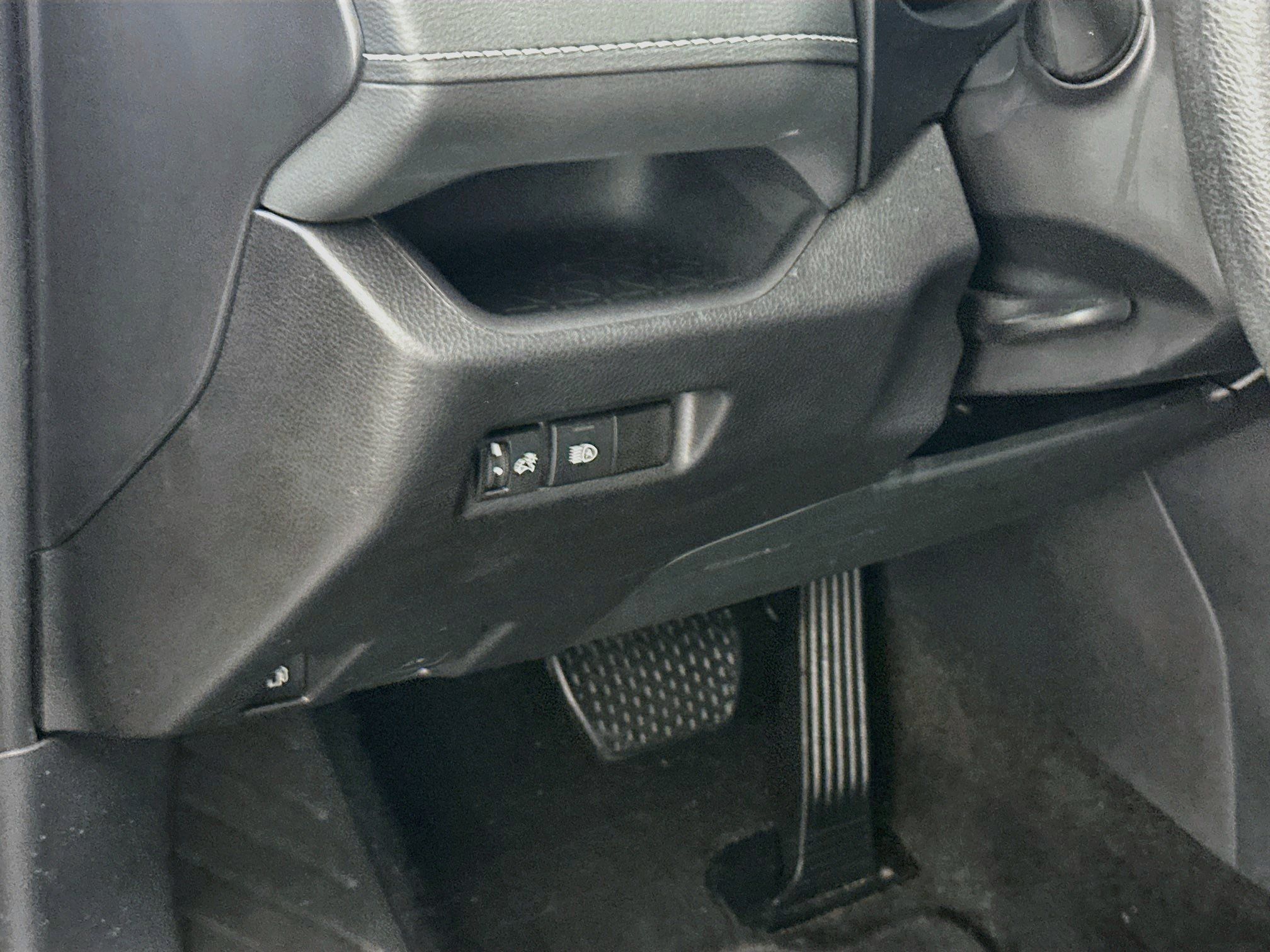 Used 2025 Toyota RAV4 XLE AWD/4WD image 17