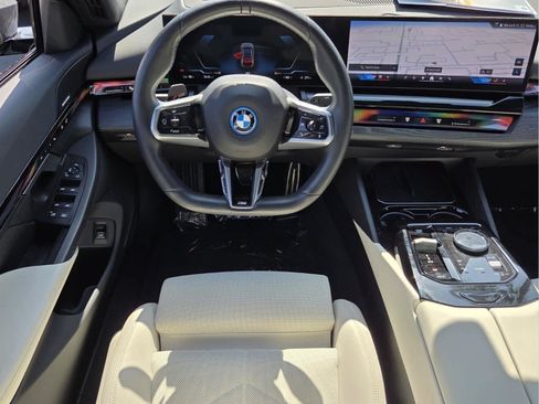 Used 2025 BMW i5 eDrive40i w/ M Sport Package RWD image 13